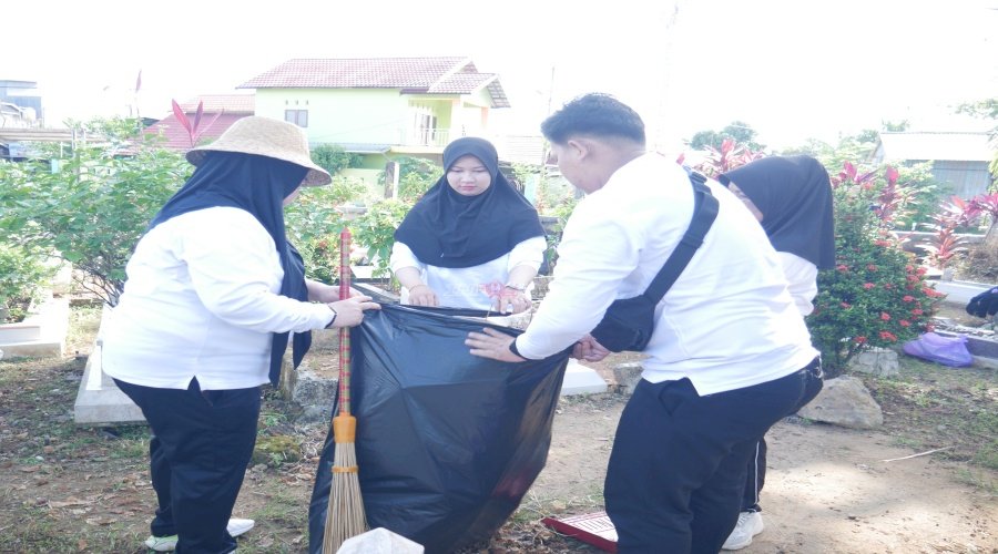 Wujudkan Pemasyarakatan Bersih, Petugas Lapas Perempuan Martapura Bersihkan Pemakaman Tanjung Rema Darat