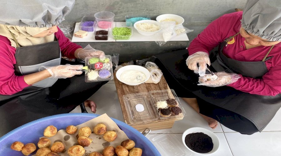 Pembinaan Bakeri, Warga Binaan Rutan Perempuan Surabaya Antusias Buat Donat Pop