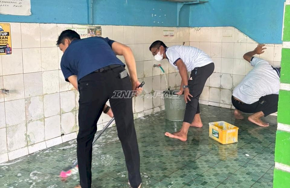 Tunjukkan Kepedulian lewat Aksi Sosial, Pemasyarakatan Sulbar Gelar Aksi Bersih Masjid