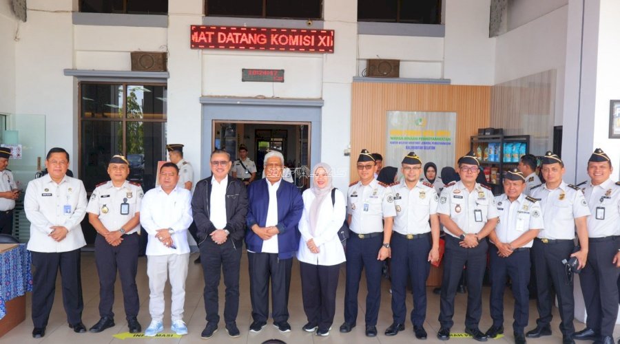 Kakanwil Ditjenpas Kalsel Kenalkan Produk Warga Binaan saat Dampingi Kunjungan Kerja Komisi XIII DPR RI