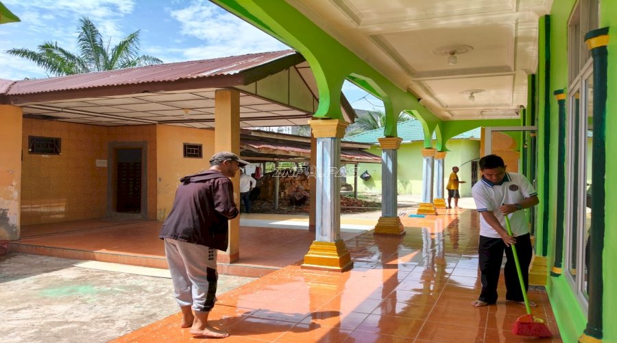 Bakti Pemasyarakatan, Lapas Labuhan Bilik Gelar Aksi Bersih-Bersih Masjid Taqwa