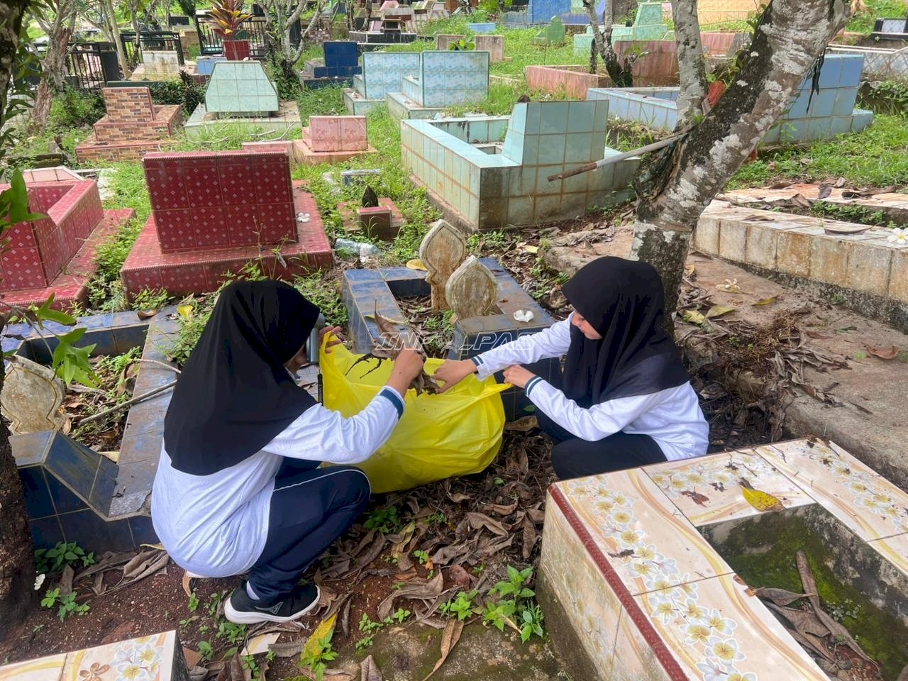 Semarak HBP Ke-62, Lapas Kolonodale Gelar Kerja Bakti Bersihkan TPU