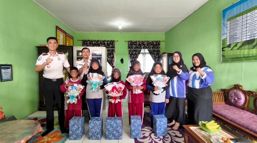 Sambut HBP Ke-62, Lapas Tanjungpandan Salurkan Bansos untuk Siswa SDN 2 Badau