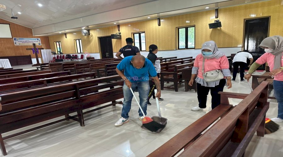 Aksi Sosial Sambut HBP Ke-62, Bapas Ambon Libatkan Klien Bersihkan Gereja di Passo