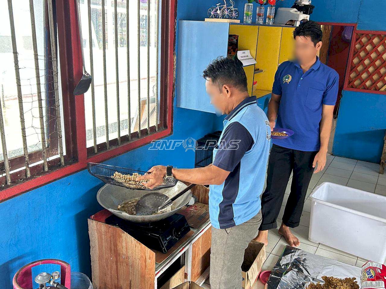 Warga Binaan Rutan Marabahan Belajar Produksi Makaroni Goreng Bernilai Jual