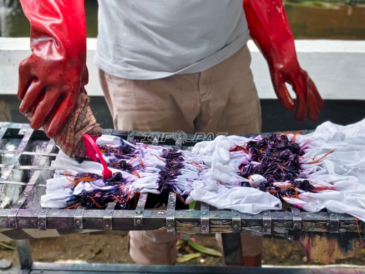 Angkat Kearifan Lokal, Lapas Banjarmasin Latih Warga Binaan Warnai Kain Sasirangan