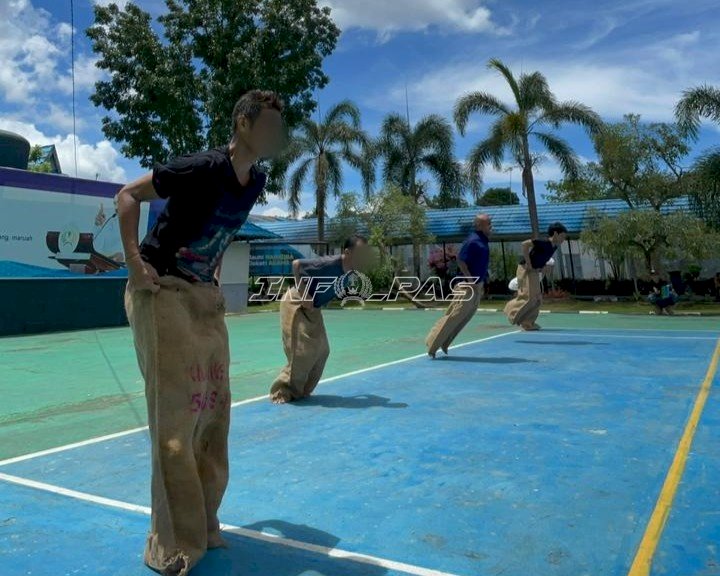 Keseruan Lomba Balap Karung Warga Binaan Lapas Narkotika Karang Intan Penuh Tawa dan Kebersamaan