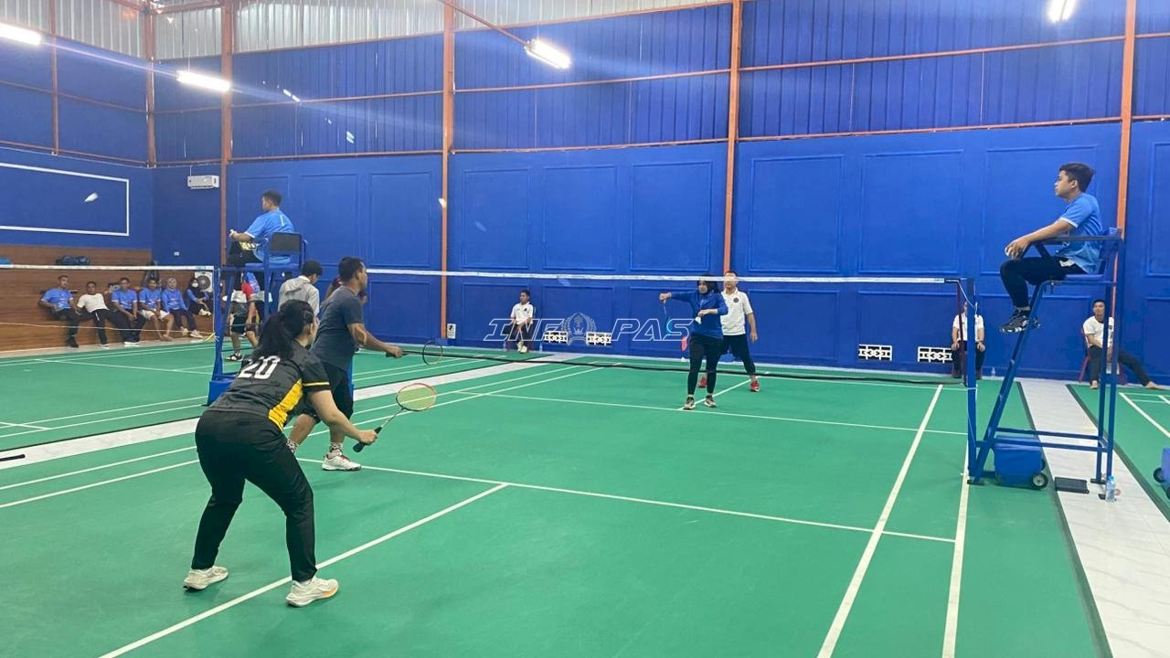 Petugas Lapas Pangkalpinang Asah Potensi lewat Bulutangkis HBP Ke-62 