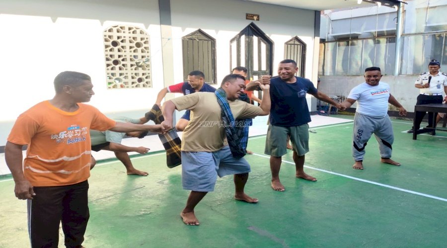 Semarak HBP Ke-62 di Lapas Wahai, Tawa dan Kekompakan Warnai Lomba Estafet Sarung