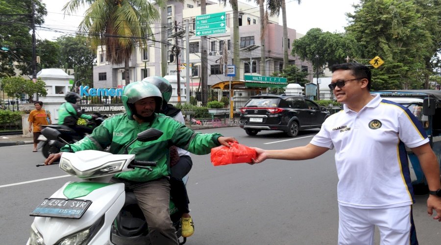 Rutan Jakarta Pusat Gelar Jumat Berkah, Bagikan Puluhan Paket Makanan kepada Masyarakat