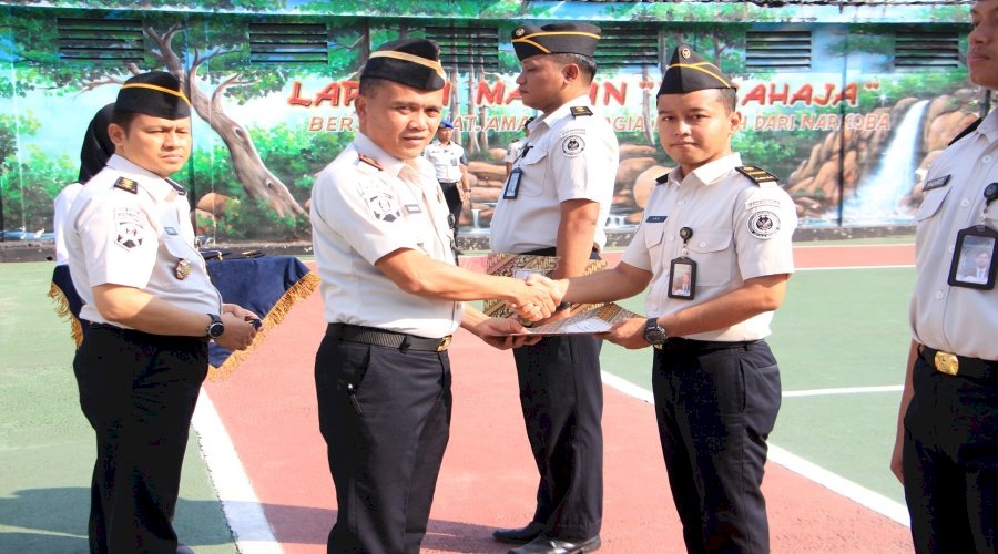 Jadi Motivasi, Kalapas Kelas I Madiun Sematkan Pangkat Kenaikan Pangkat kepada 45 Petugas