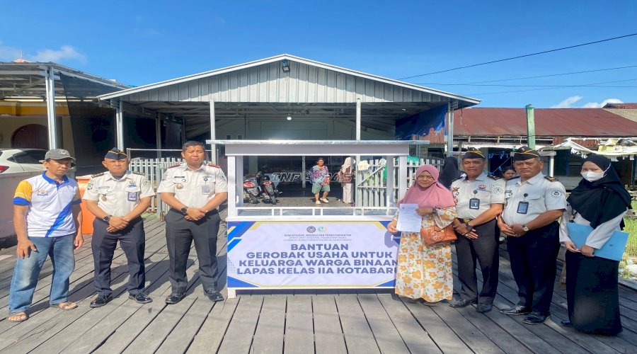 Lapas Kotabaru Salurkan Bantuan Gerobak Usaha untuk Keluarga Warga Binaan