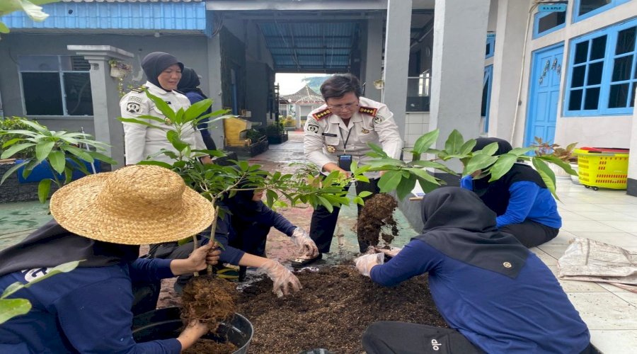 Dorong Kemandirian Warga Binaan, Lapas Perempuan Martapura Bekali Teknik Menanam Bibit Buah