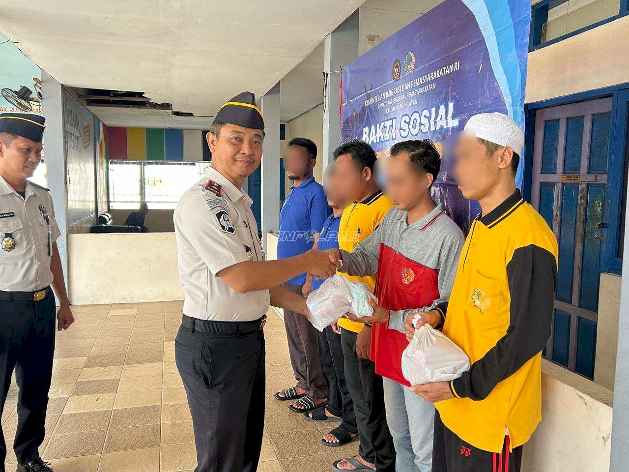Perkuat Pembinaan Berbasis Kemanusiaan, Rutan Marabahan Salurkan Bansos bagi Warga Binaan