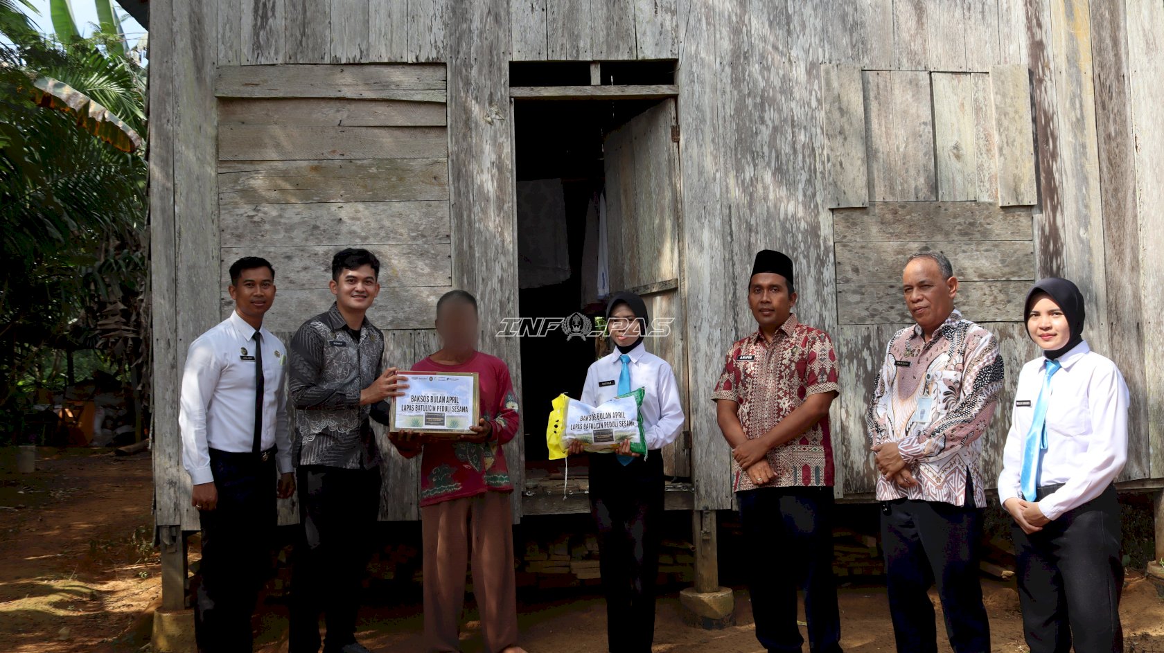 Tebar Kepedulian, Lapas Batulicin Salurkan Bantuan Sembako kepada Masyarakat Sekitar