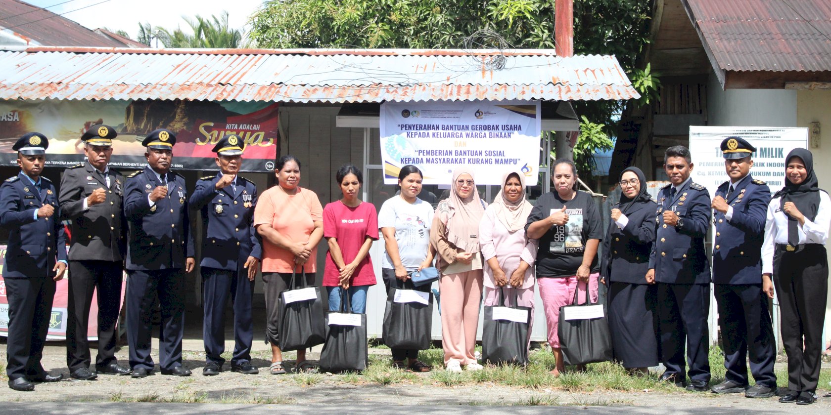Lapas Piru Serahkan Gerobak Usaha dan Bansos bagi Keluarga Warga Binaan dan Masyarakat