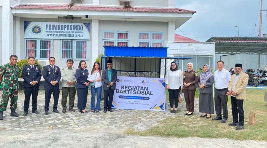 Lapas Perempuan Palu Serahkan Booth bagi Masyarakat dan Berikan Penghargaan kepada Mitra Pemasyarakatan