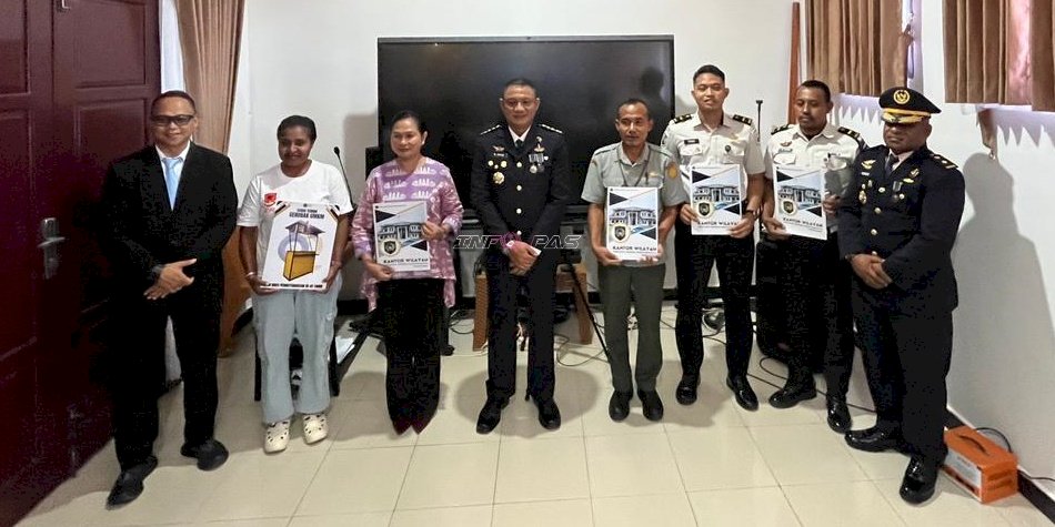 Kanwil Ditjenpas Papua Barat Serahkan Penghargaan bagi Mitra Strategis pada HBP Ke-62