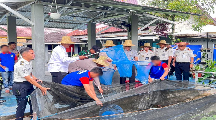 Lapas Banjarmasin Panen 60 Kg Ikan Lele di Kolam Budidaya Perikanan SAE 2