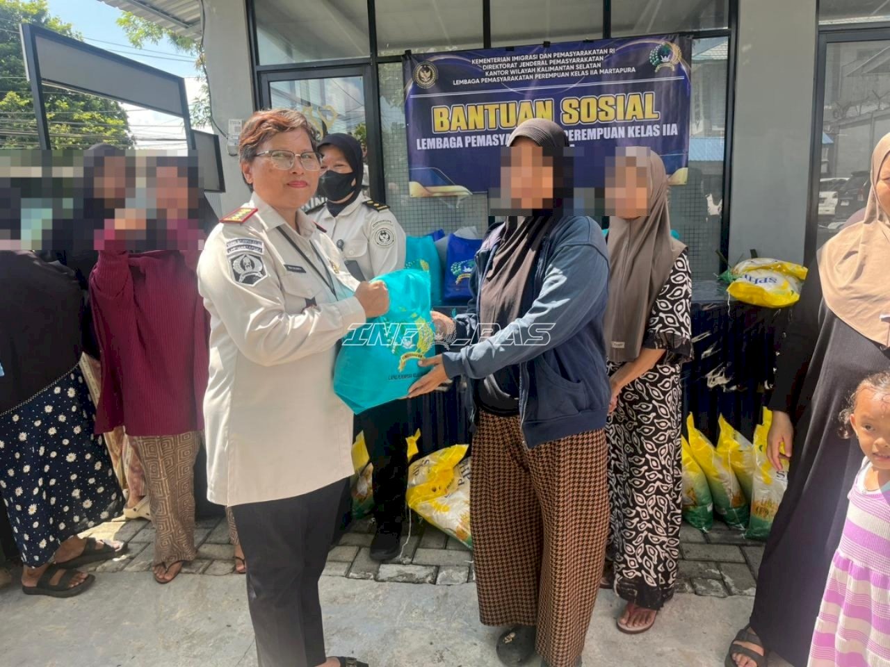 Peduli Sesama, Lapas Perempuan Martapura Salurkan Paket Sembako kepada Masyarakat