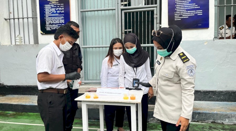 Deteksi Dini Penyalahgunaan Narkoba, Lapas Bandanaira Tes Urine Petugas dan Warga Binaan
