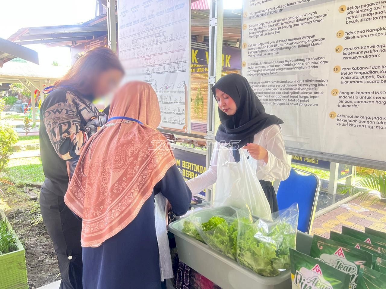 Hasil Pembinaan Lapas Banjarmasin Diminati Pengunjung, Produk Warga Binaan Laris Manis