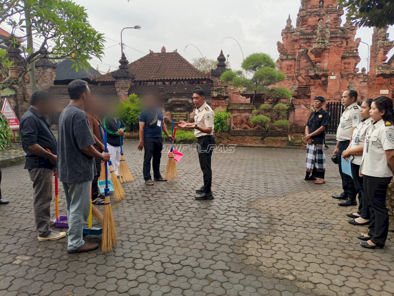 Lewat Raden Jalak Permata, Klien Bapas Denpasar Bersihkan Lingkungan bersama Masyarakat