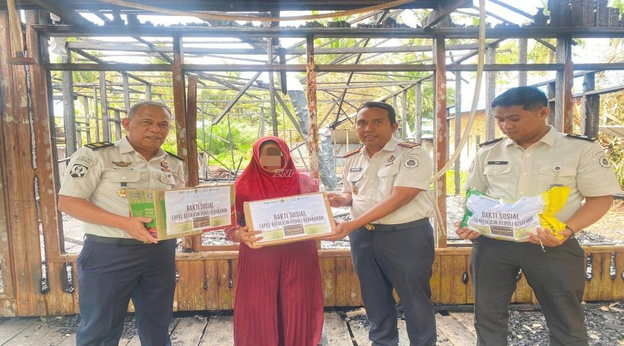 Lapas Batulicin Salurkan Bantuan bagi Korban Kebakaran di Saring Sei Bubu