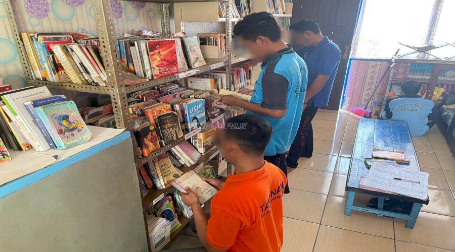 Tingkatkan Kualitas Diri, Warga Binaan Rutan Marabahan Aktif Membaca di Perpustakaan