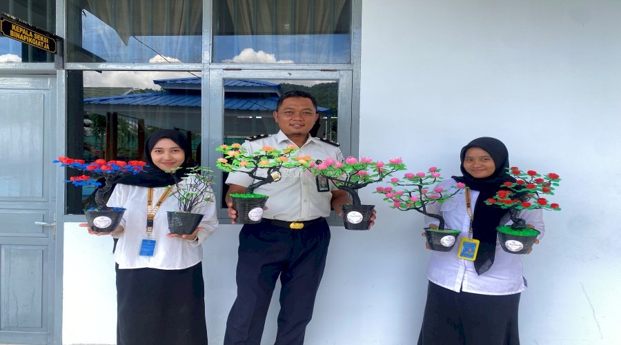 Wujudkan Pembinaan Kreatif, Warga Binaan Lapas Luwuk Sulap Kantong Plastik Bekas Jadi Bunga Hias