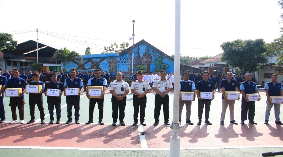 Kalapas Kelas I Madiun Serahkan Hadiah Lomba HBP Ke-62 kepada Warga Binaan 