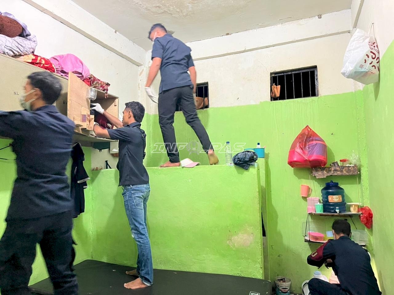 Penggeledahan Malam Hari, Lapas Piru Perkuat Komitmen Zero Halinar
