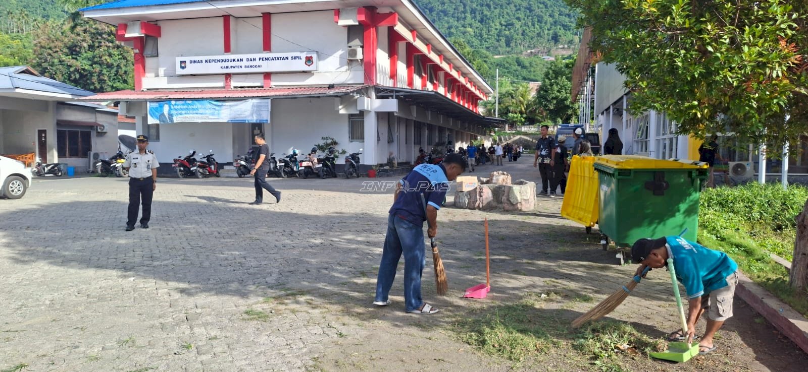 Hapus Stigma Masyarakat, Warga Binaan Lapas Luwuk Bersihkan Lingkungan Disdukcapil Banggai