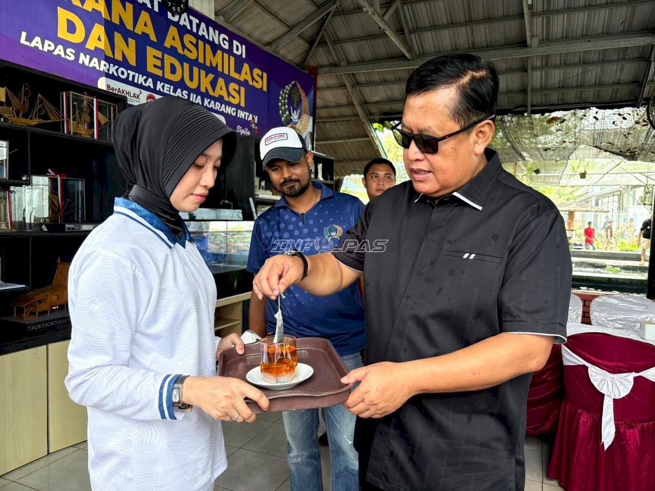 Teh Mint Laskarin Karya Warga Binaan Lapas Narkotika Karang Intan Curi Perhatian Kakanwil 