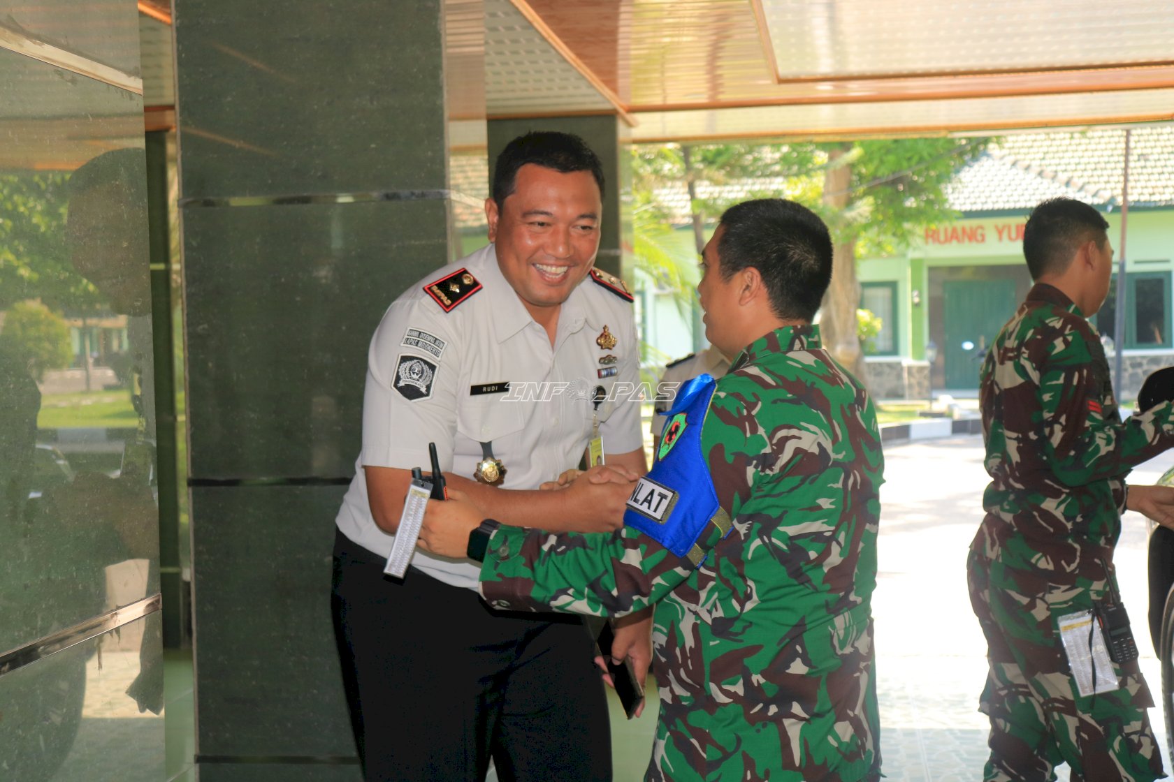 Perkuat Sinergi, Kalapas Pemuda Madiun Silaturahmi ke Yonif 501/Bajra Yudha