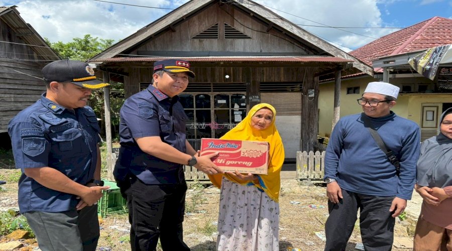 Peduli Desa Binaan, Lapas Kotabaru Salurkan Bantuan untuk Korban Kebakaran di Semayap