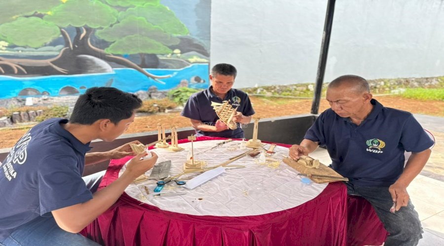 Lapas Narkotika Karang Intan Dorong Kreativitas Warga Binaan lewat Pembuatan Miniatur Kayu