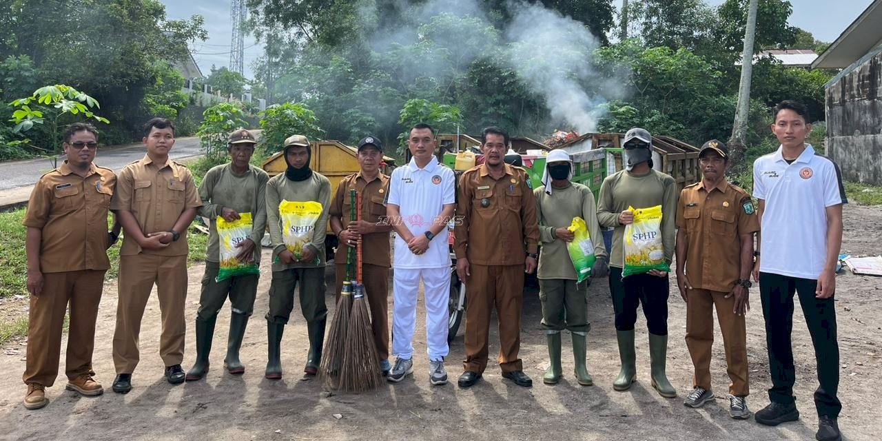 Aksi Sosial Klien Pemasyarakatan Bapas Tanjungpandan Bersihkan Fasum dan Salurkan Bansos