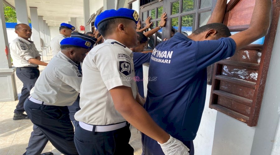 Jaga Kamtib Blok Hunian, LPKA Manokwari Laksanakan Penggeledahan Rutin