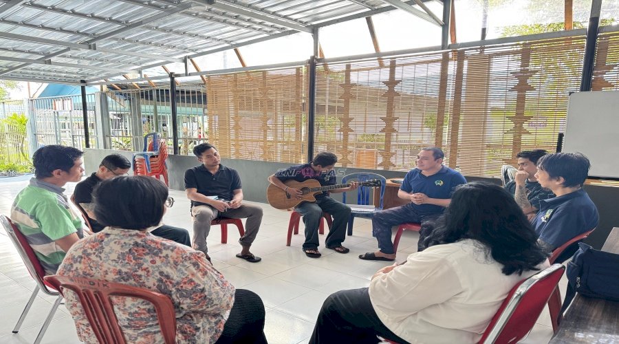 Pembinaan Rohani, Warga Binaan Lapas Narkotika Karang Intan Jalani Kebaktian dengan Khidmat