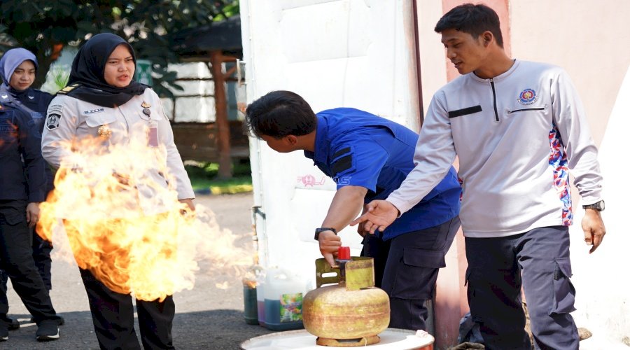 Tingkatkan Kesiapsiagaan Bencana, Petugas Lapas Perempuan Malang Dibekali Pelatihan Pemadaman Kebakaran