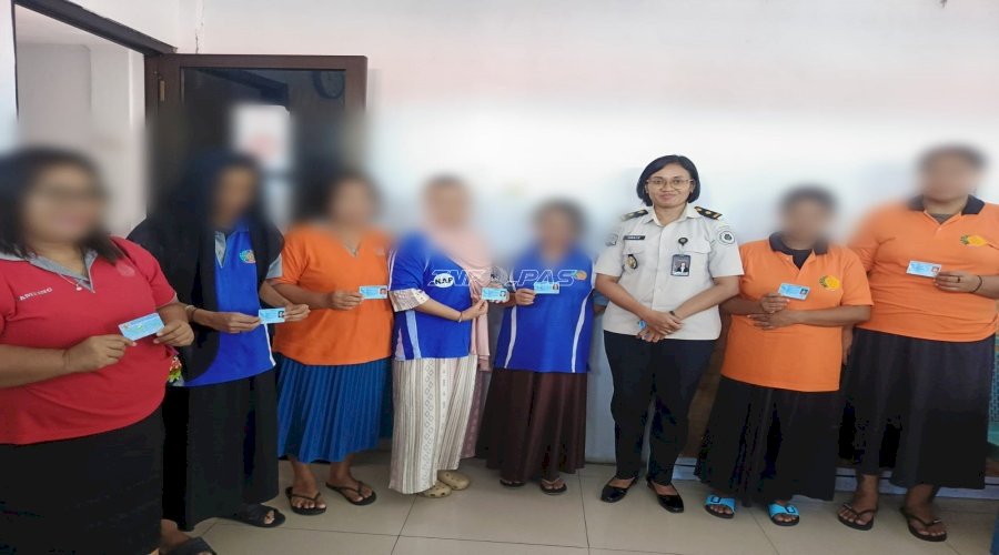 Pemenuhan Hak Kependudukan, Warga Binaan Lapas Perempuan Ambon Terima KTP-el