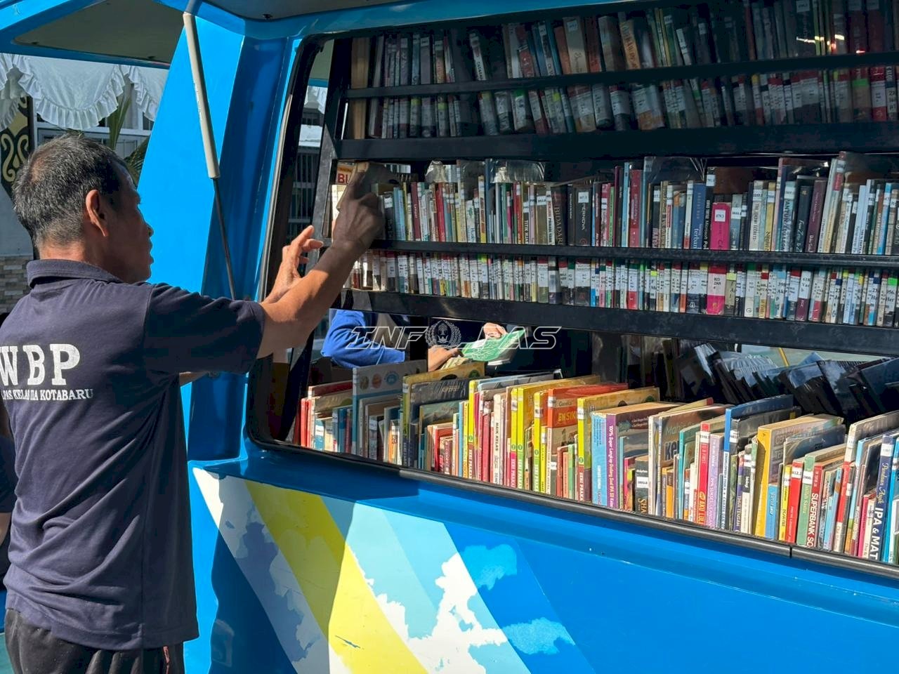 Tingkatkan Minat Baca Warga Binaan, Lapas Kotabaru Hadirkan Layanan Perpustakaan Keliling