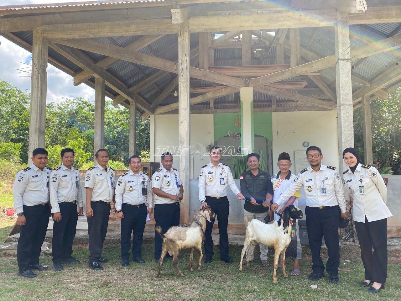LPKA Muara Bulian Salurkan Dua Kambing Kurban ke Desa Binaan Sungai Buluh