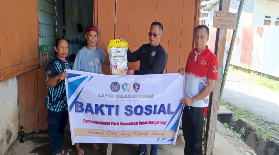 Wujud Kepedulian kepada Masyarakat, Lapas Wahai Salurkan Bansos di Jumat Berkah