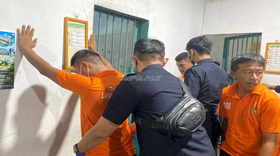 Petugas Lapas Luwuk dan Tim Kanwil Sulteng Geledah Blok Hunian dan Tes Urine Warga Binaan