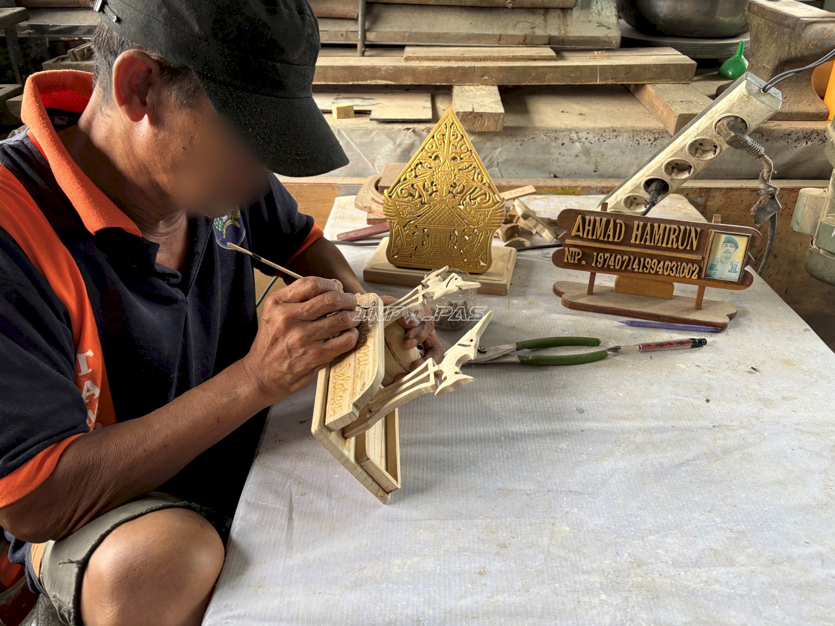 Lapas Kotabaru Kembangkan Pembinaan Produktif lewat Kerajinan Papan Nama dan Tempat Pulpen