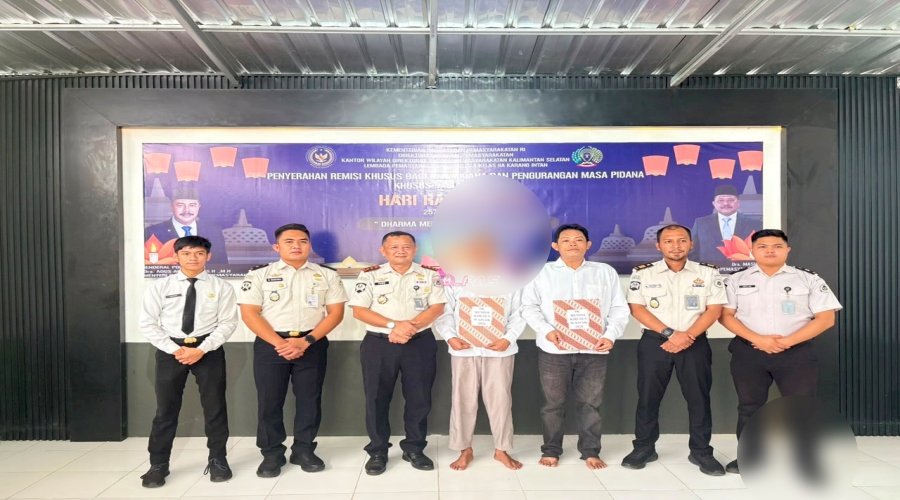 Hari Raya Waisak, Dua Warga Binaan Lapas Narkotika Karang Intan Terima Remisi Khusus