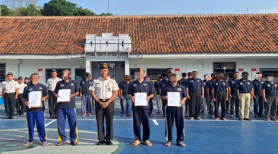 Lapas Kuningan Serahkan Remisi Lansia dan RK Waisak kepada Warga Binaan