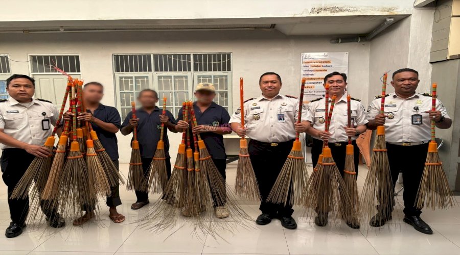 Dari Limbah Jadi Berkah, Warga Binaan Lapas Amuntai Produksi Sapu Lidi Siap Pasar